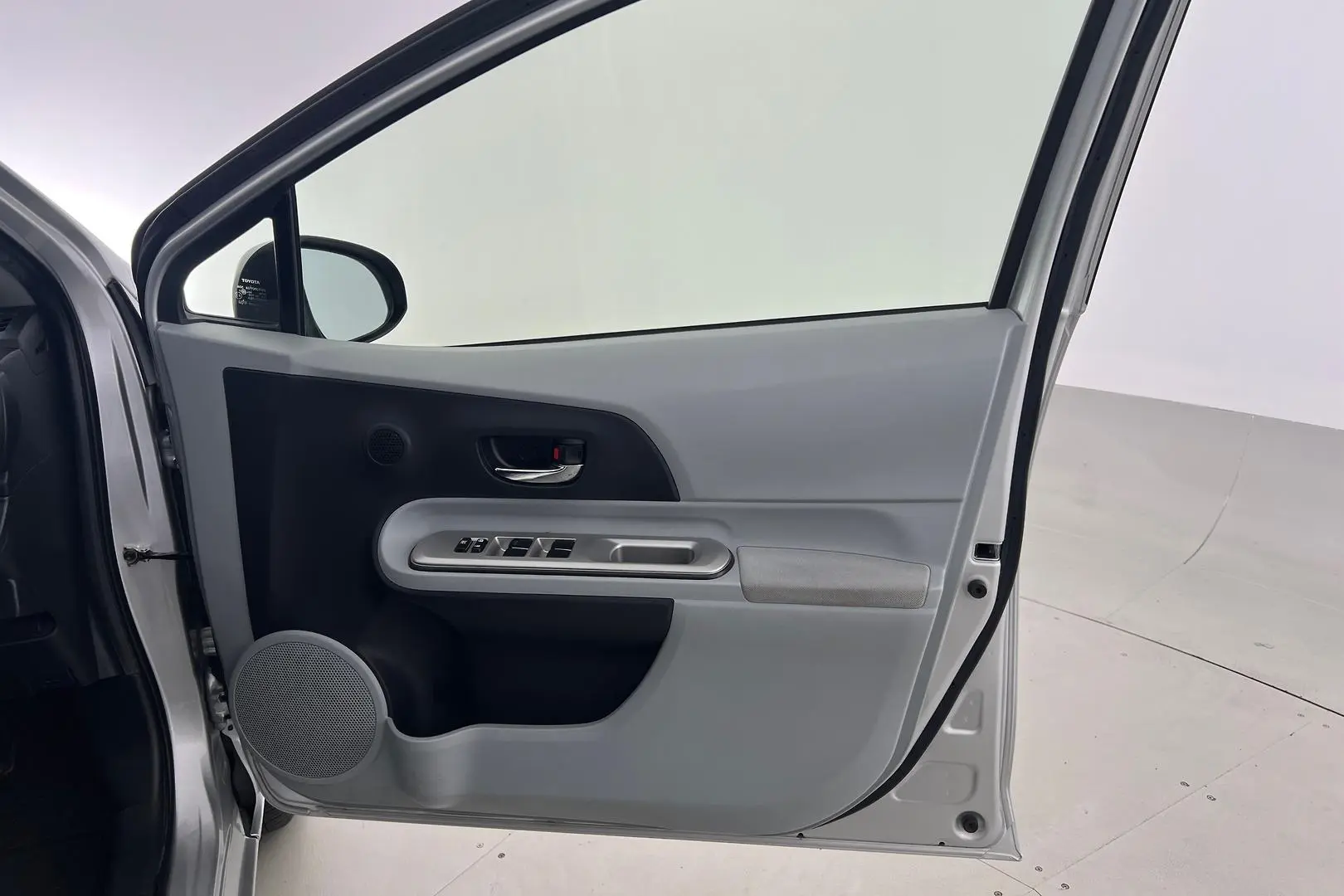 2013 Toyota Prius C Gallery Image 13