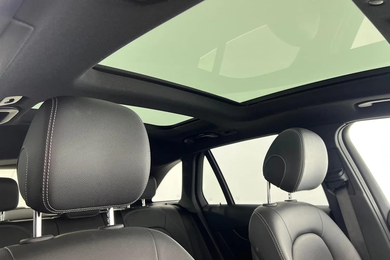 2022 Mercedes-Benz GLC-Class Gallery Image 26