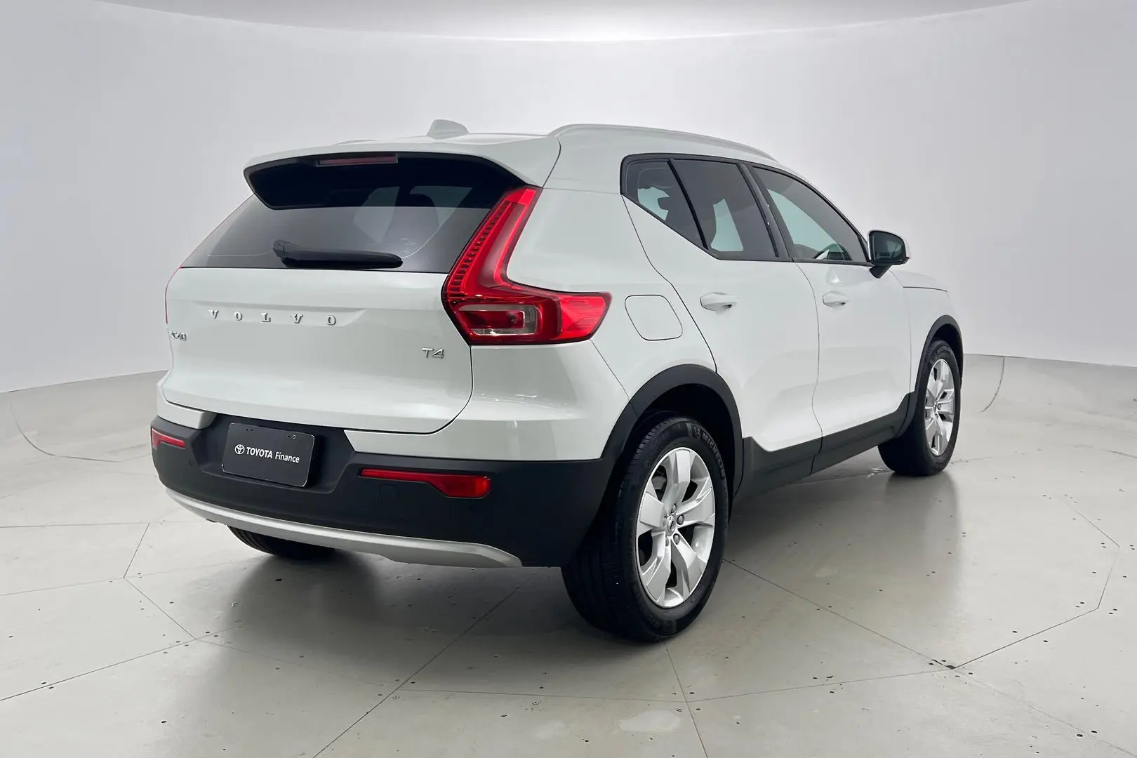 2022 Volvo XC40 Gallery Image 4