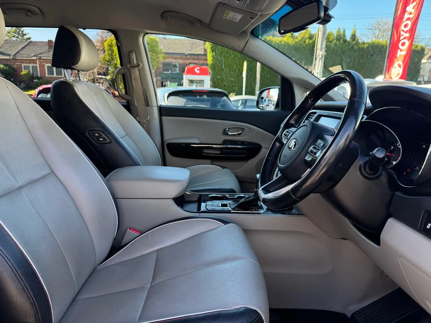 2018 Kia Carnival Gallery Image 10