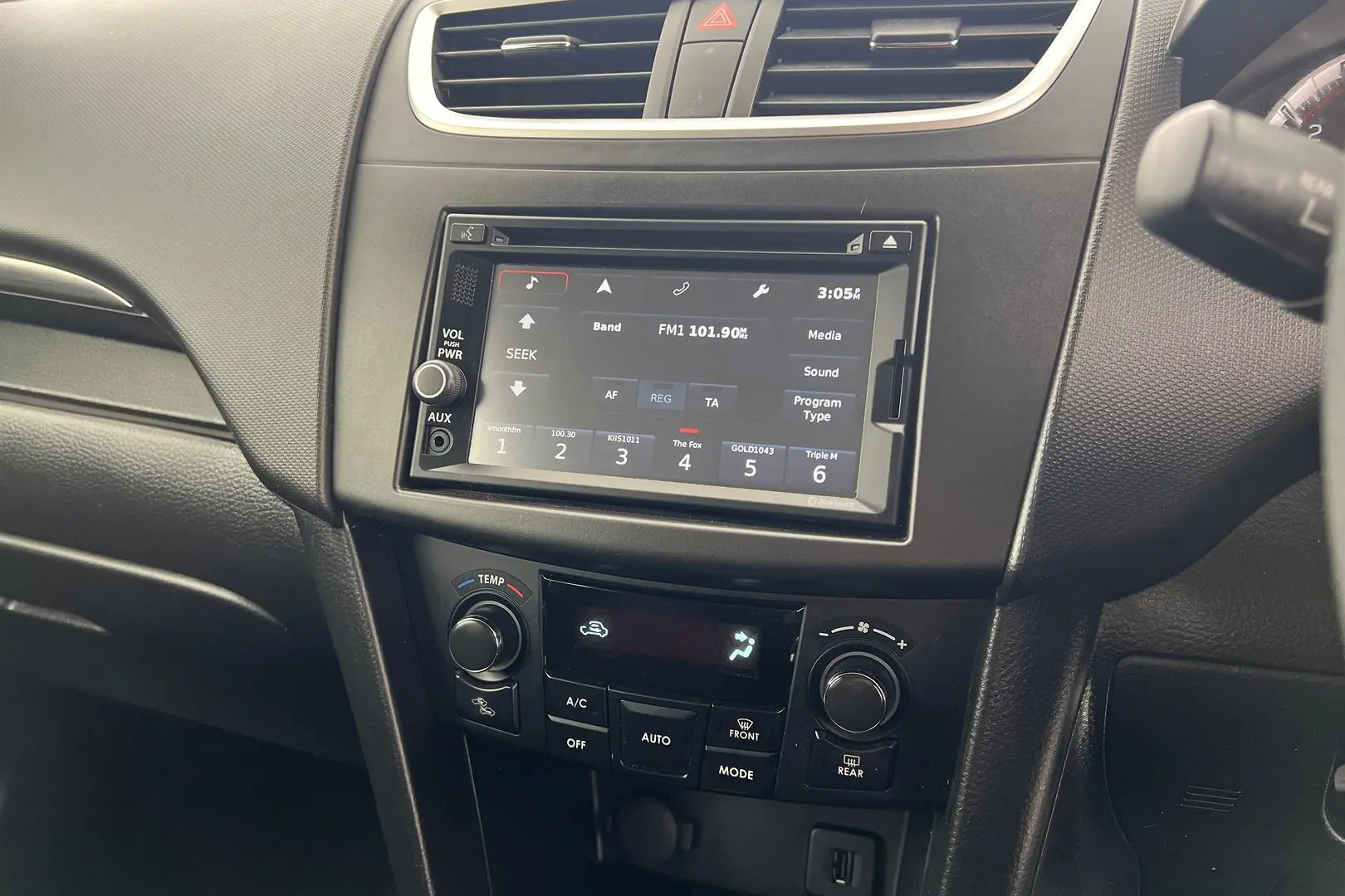 2016 Suzuki Swift Gallery Image 19