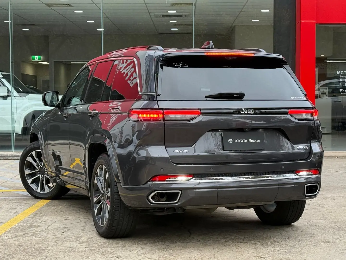 2023 Jeep Grand Cherokee Gallery Image 2