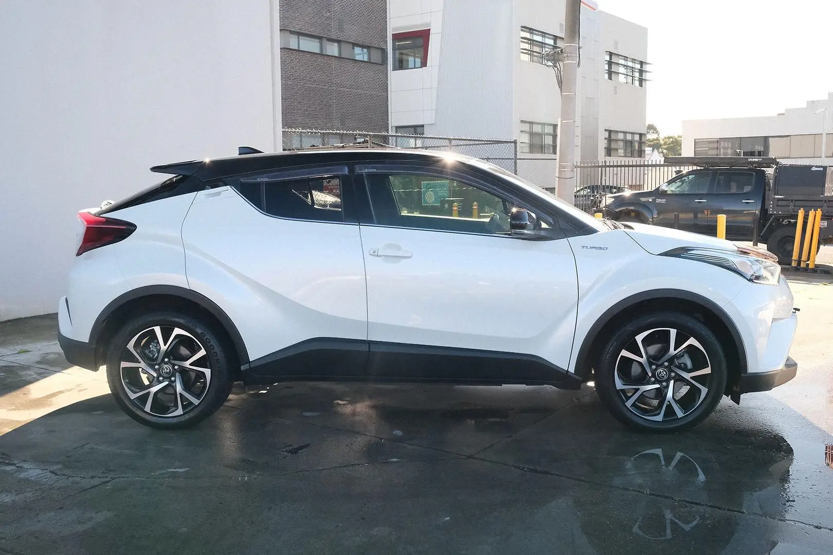 2018 Toyota C-HR Gallery Image 5