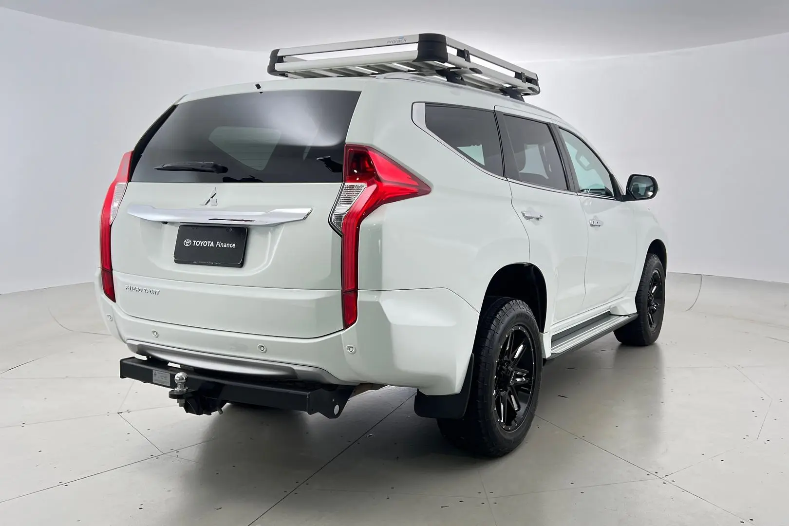 2018 Mitsubishi Pajero Sport Gallery Image 5