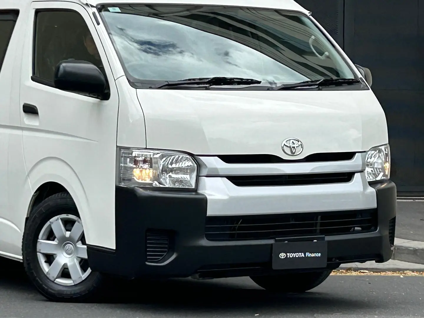 2018 Toyota Hiace Gallery Image 4