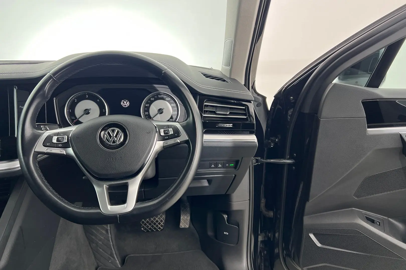 2020 Volkswagen Touareg Gallery Image 17