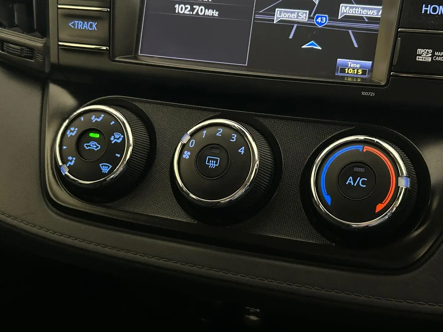 2017 Toyota RAV4 Gallery Image 18