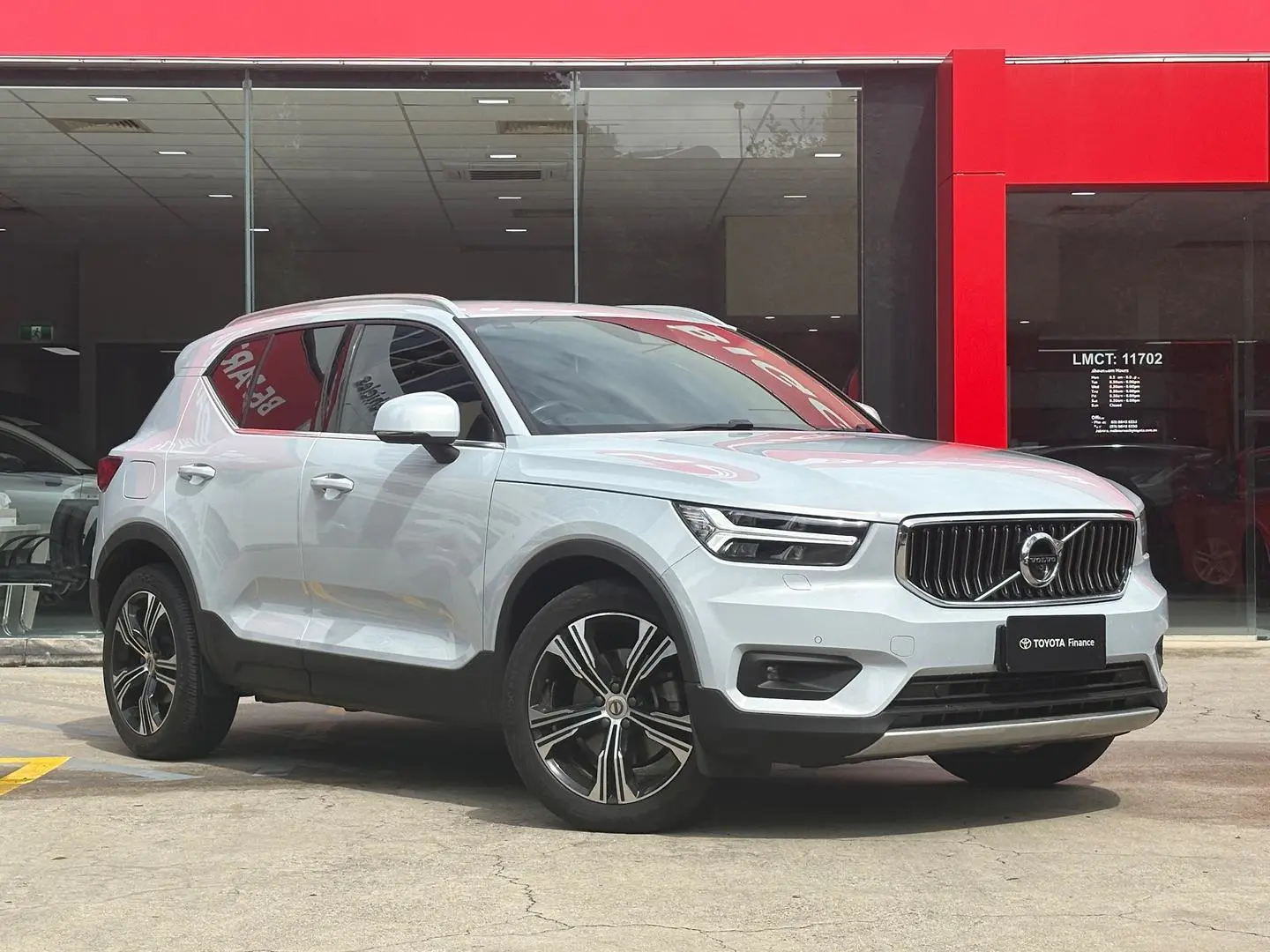 2021 Volvo XC40 Gallery Image 1