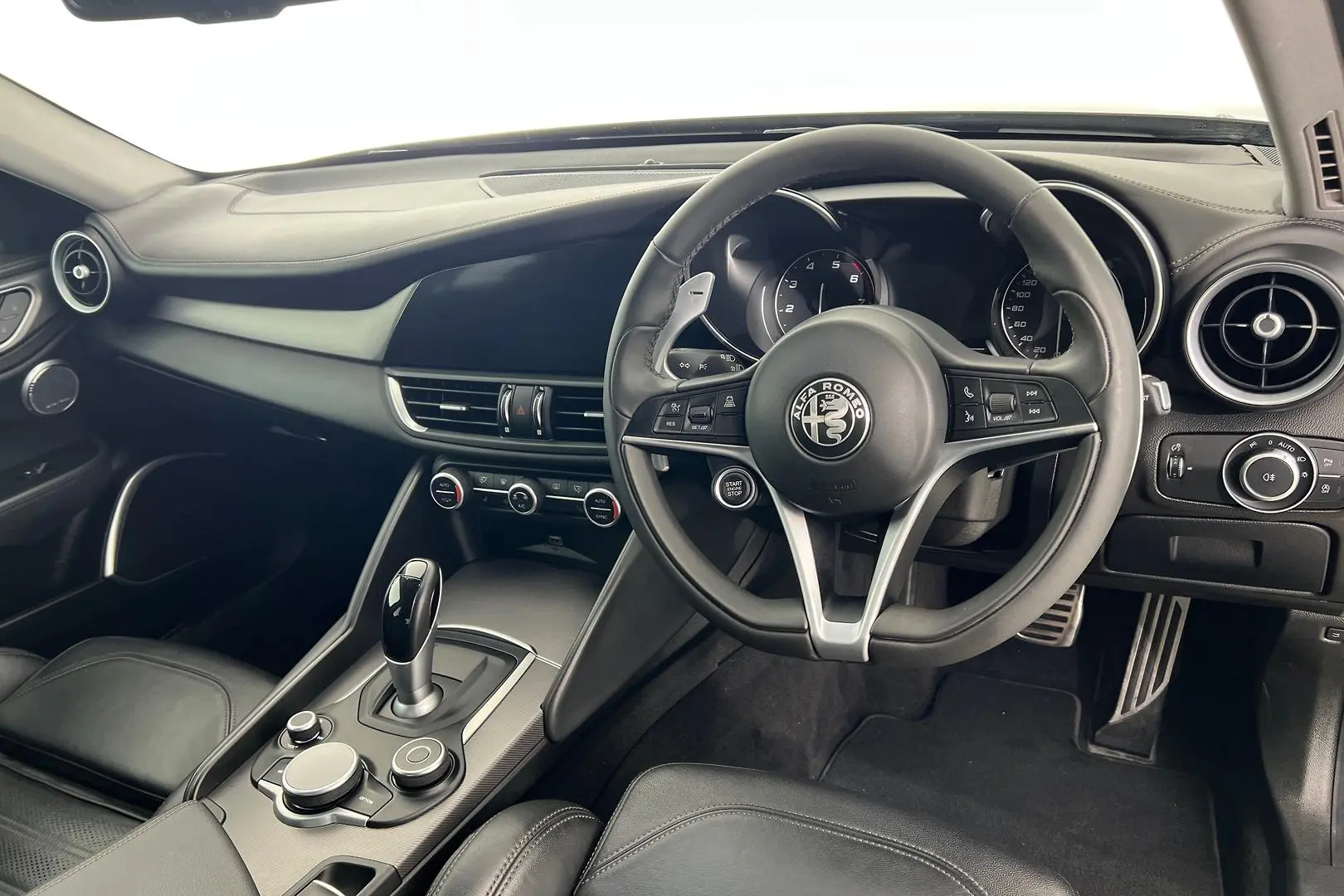 2019 Alfa Romeo Giulia Gallery Image 13