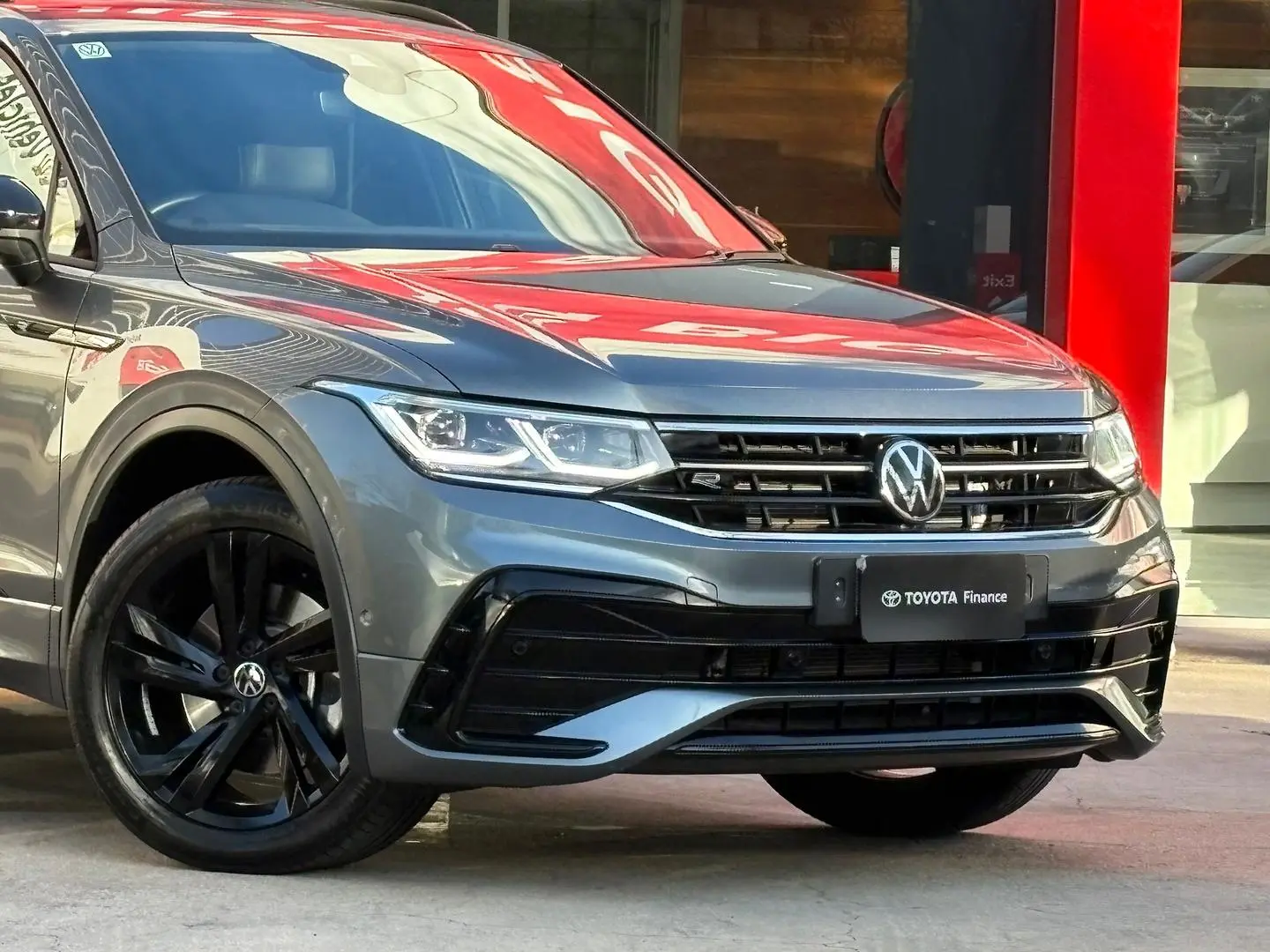 2023 Volkswagen Tiguan Gallery Image 3