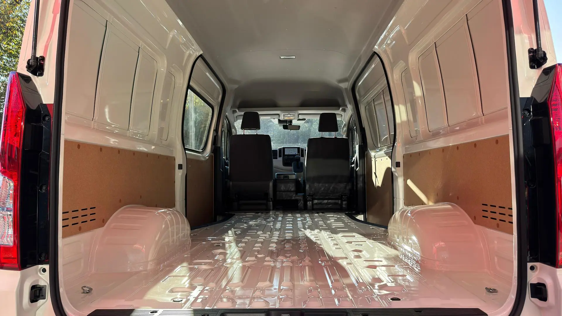 2025 Toyota Hiace Gallery Image 6