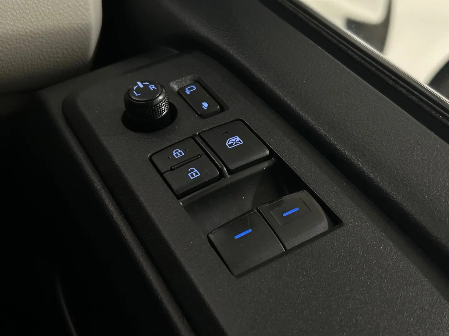 2021 Toyota Hiace Gallery Image 22