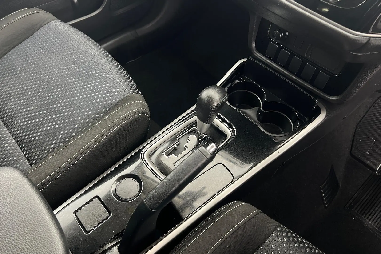 2017 Mitsubishi Outlander Gallery Image 16
