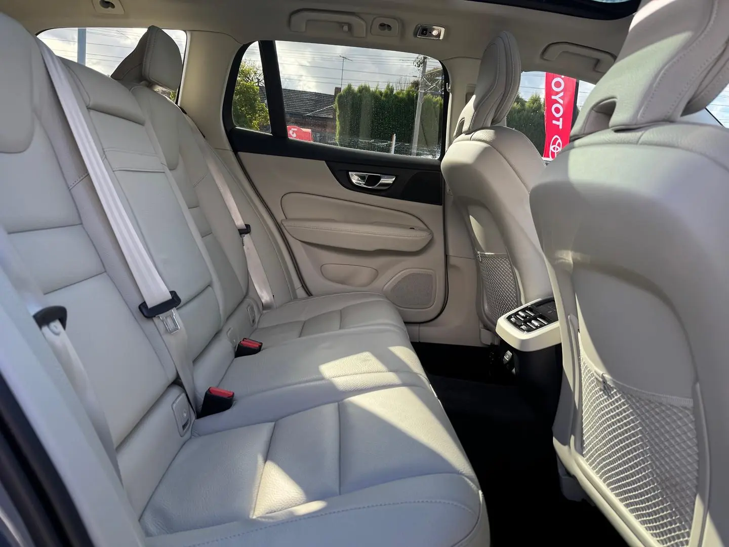 2021 Volvo V60 Cross Country Gallery Image 25