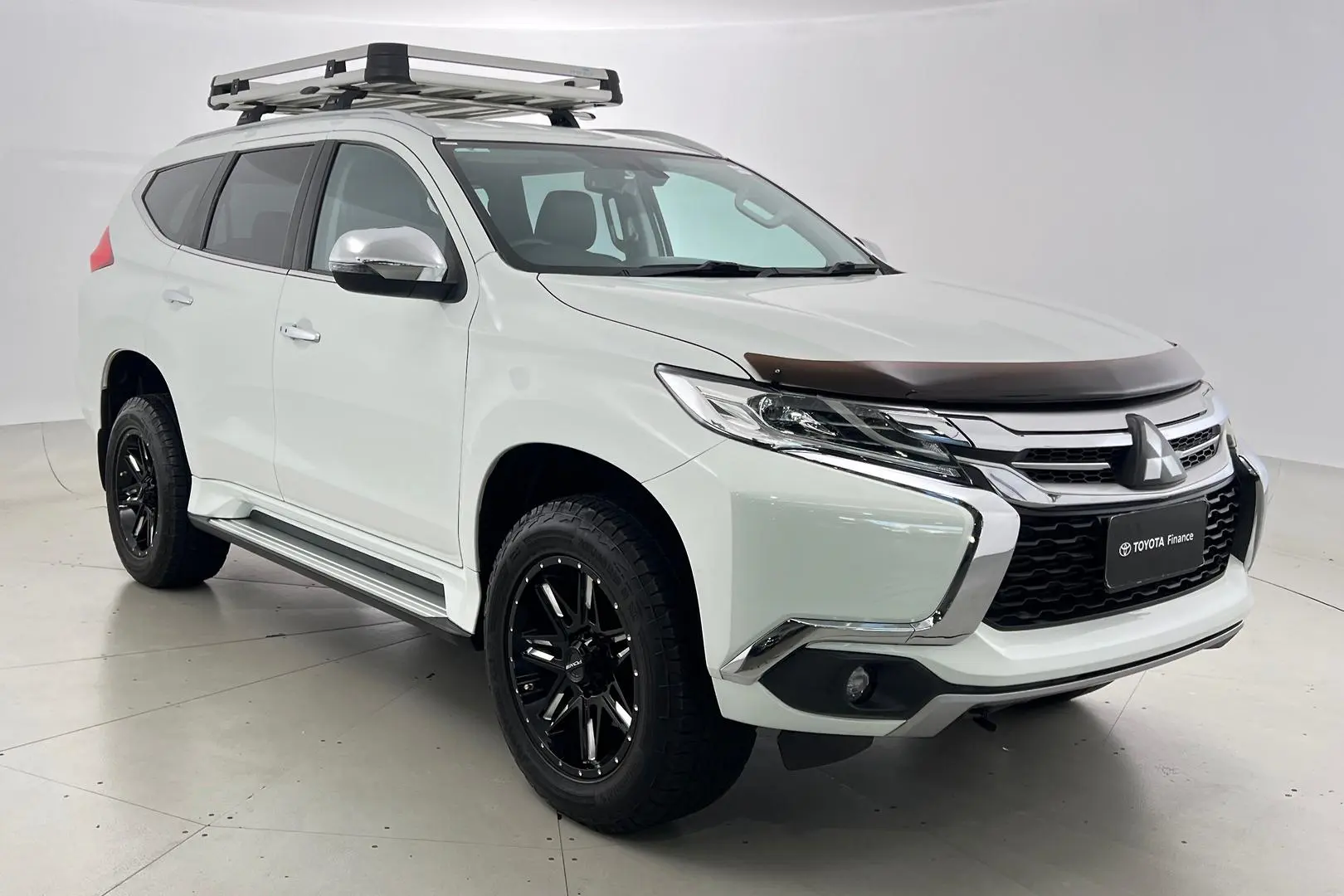 2018 Mitsubishi Pajero Sport Gallery Image 1