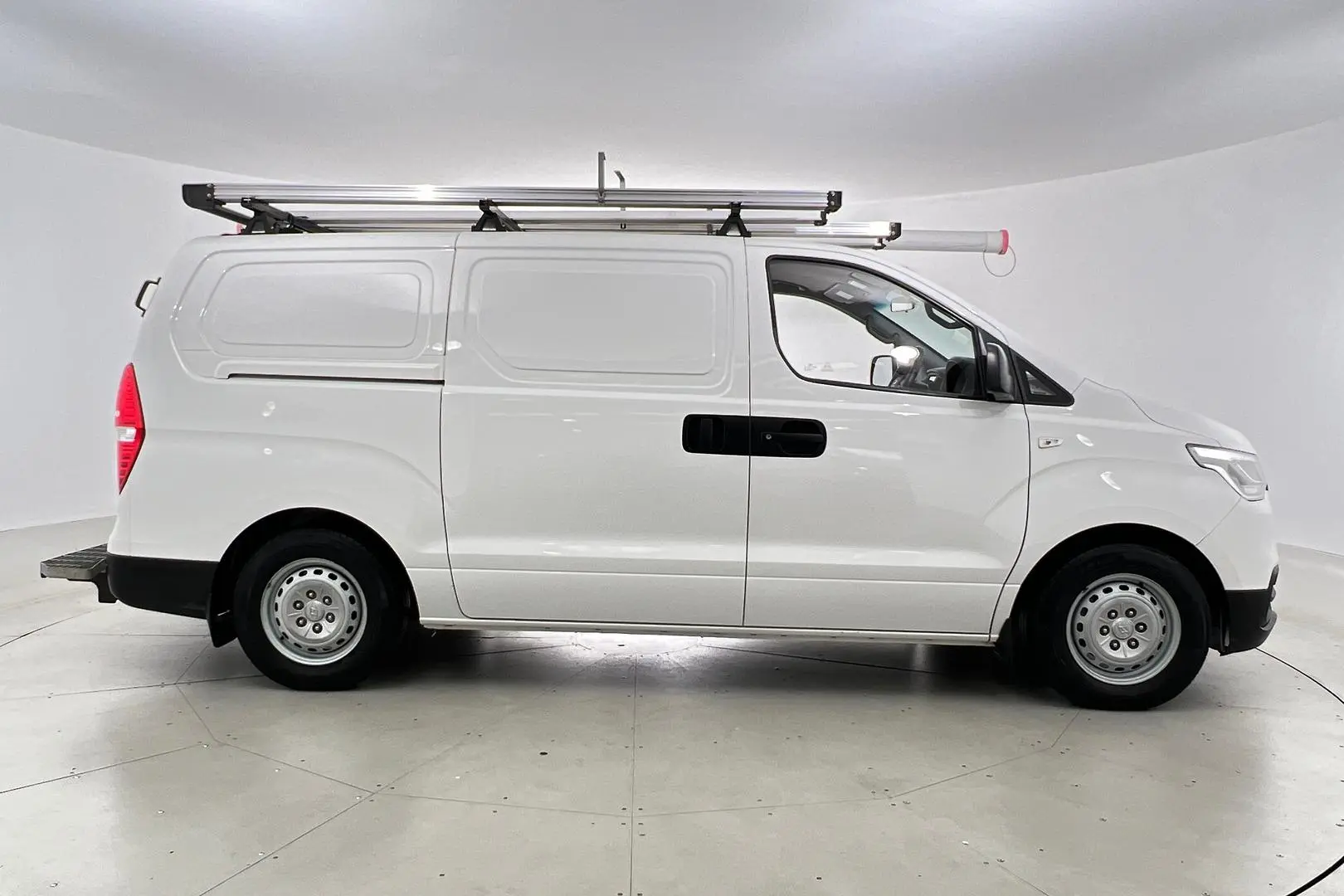 2018 Hyundai iLoad Gallery Image 3