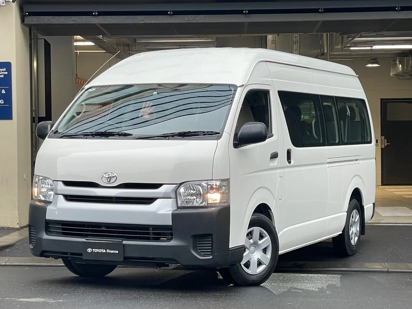 2017 Toyota Hiace Gallery Image 4