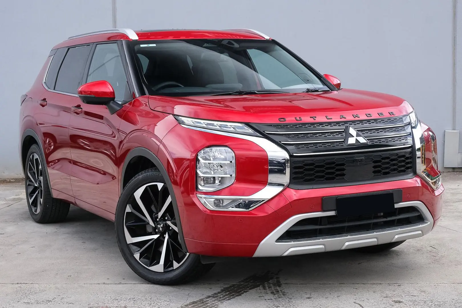 2023 Mitsubishi Outlander Gallery Image 1