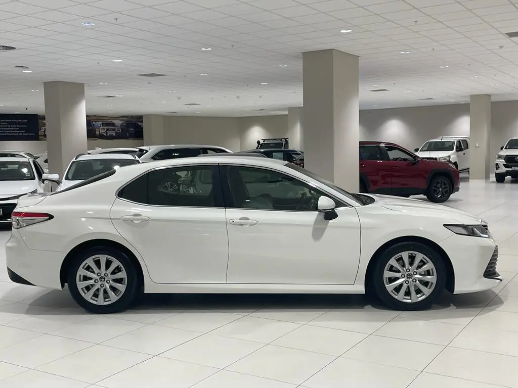 2018 Toyota Camry Gallery Image 2