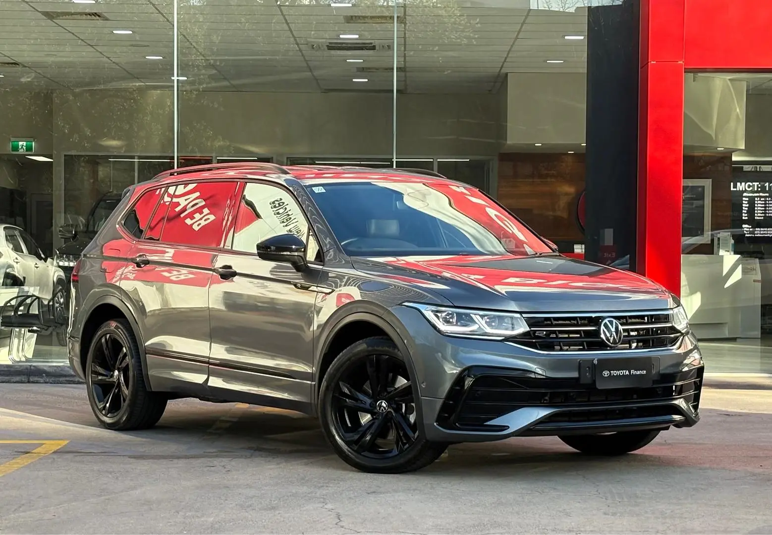 2023 Volkswagen Tiguan Gallery Image 1