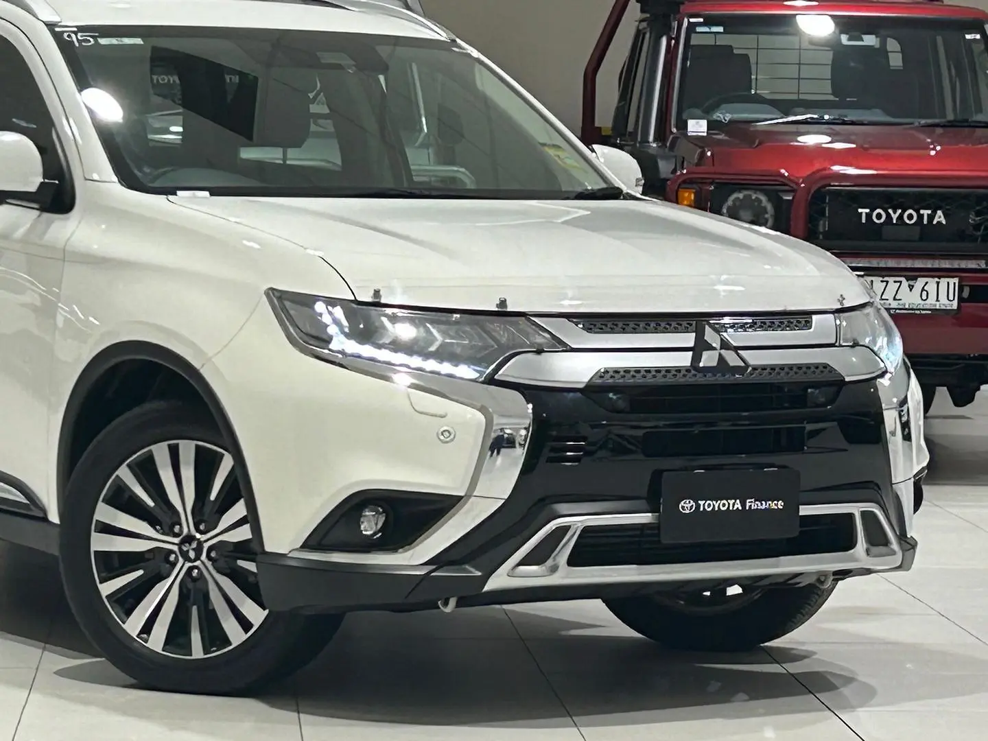 2021 Mitsubishi Outlander Gallery Image 3