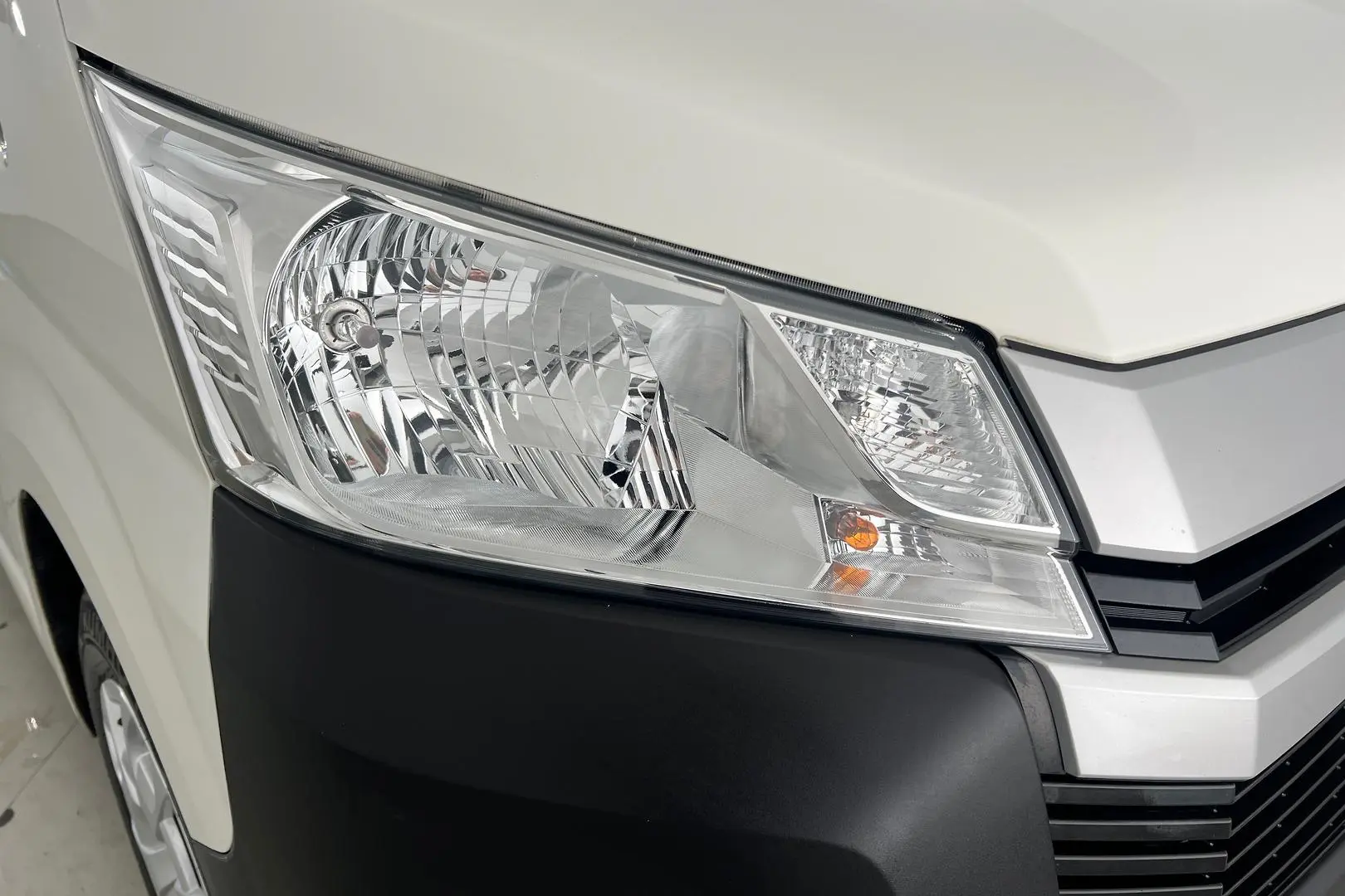 2019 Toyota Hiace Gallery Image 11