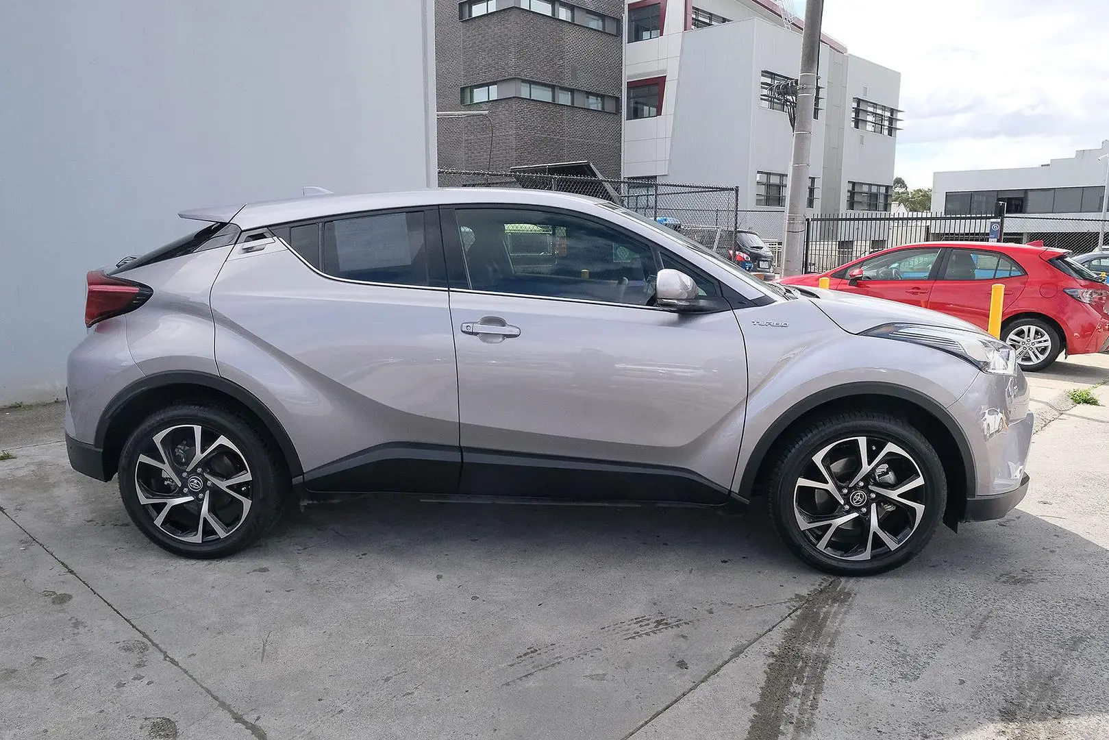 2019 Toyota C-HR Gallery Image 5