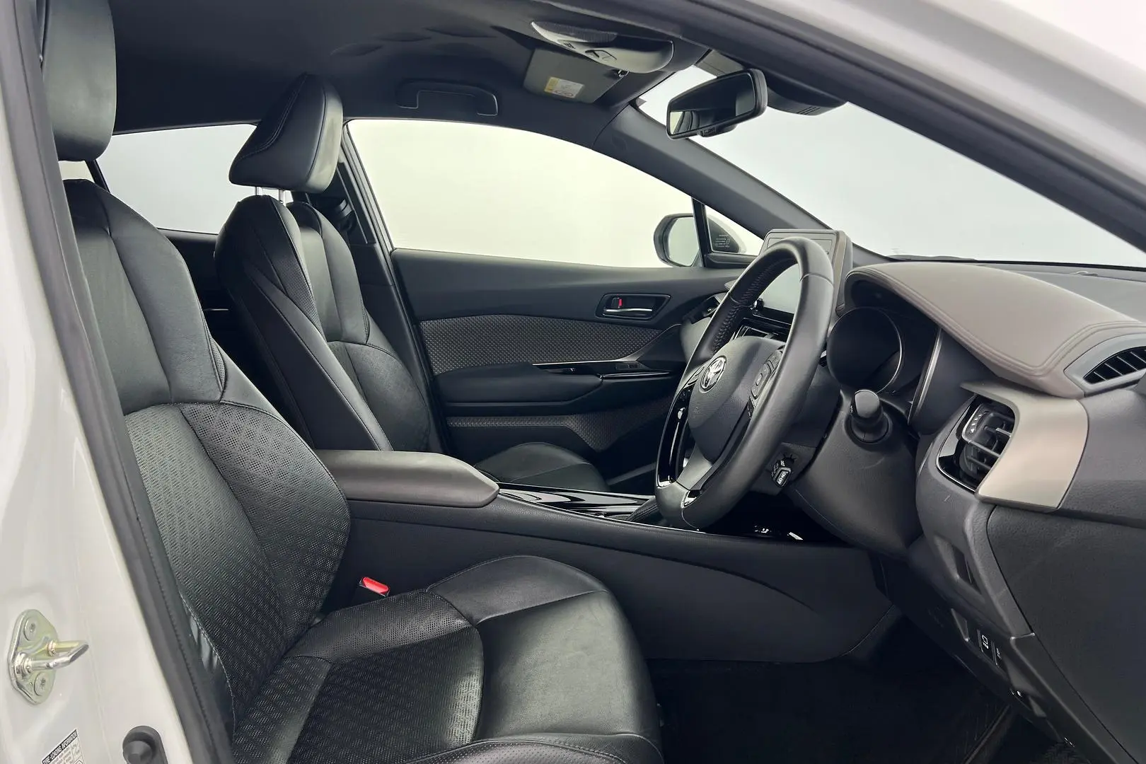 2022 Toyota C-HR Gallery Image 14