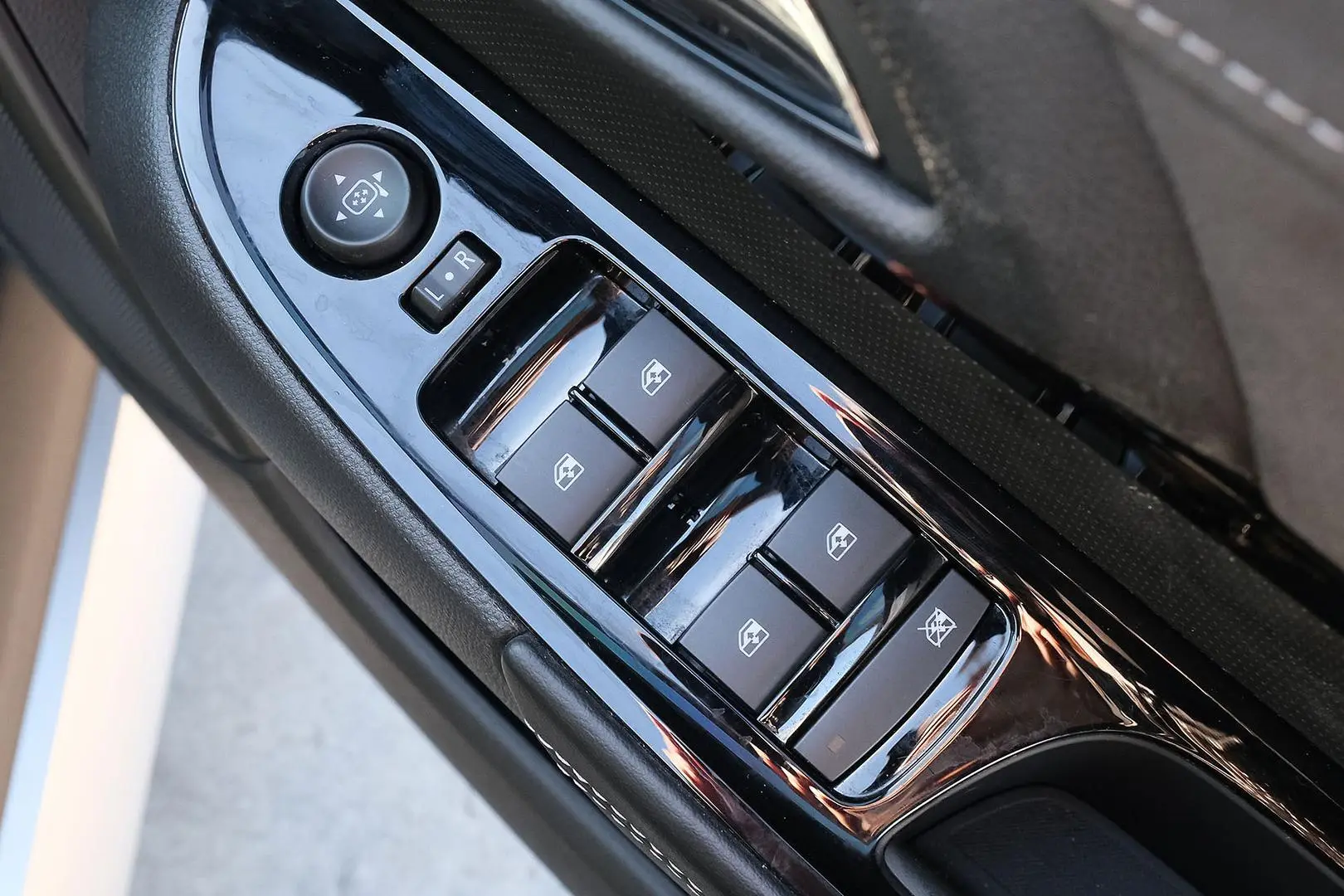2017 Holden Commodore Gallery Image 13