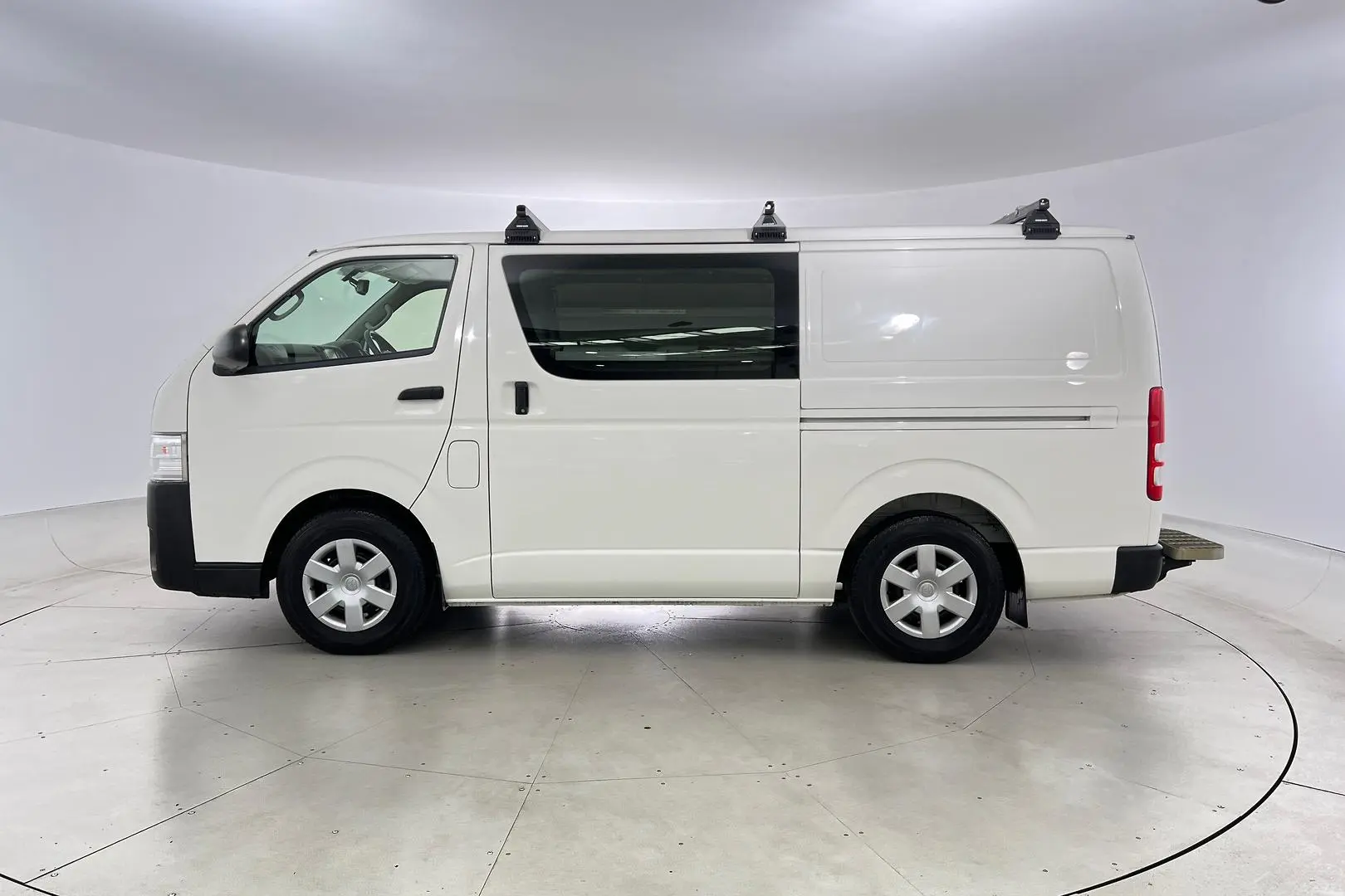 2017 Toyota Hiace Gallery Image 8