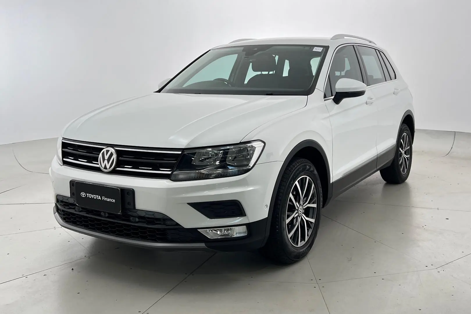 2016 Volkswagen Tiguan Gallery Image 2