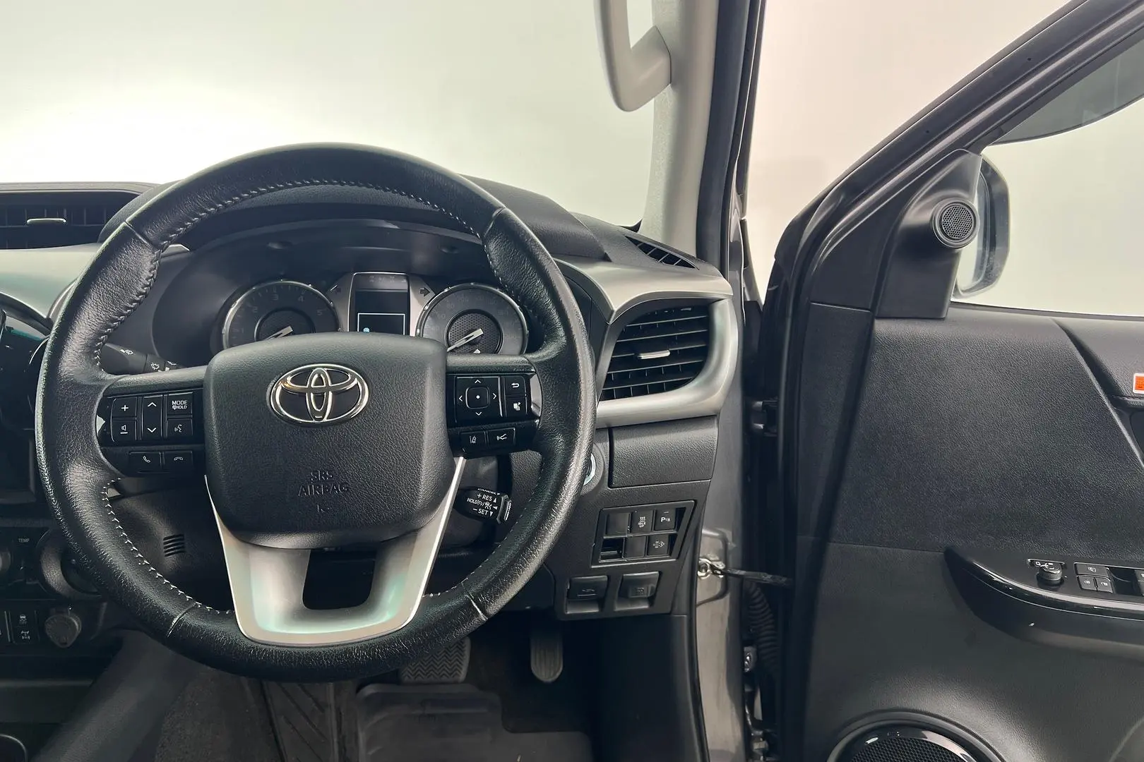 2022 Toyota Hilux Gallery Image 12