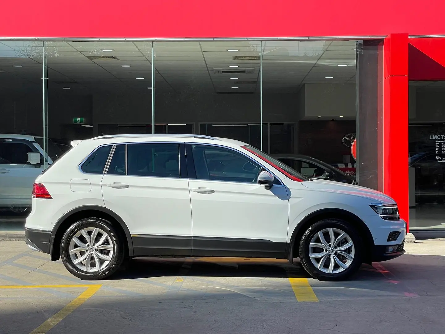 2018 Volkswagen Tiguan Gallery Image 2