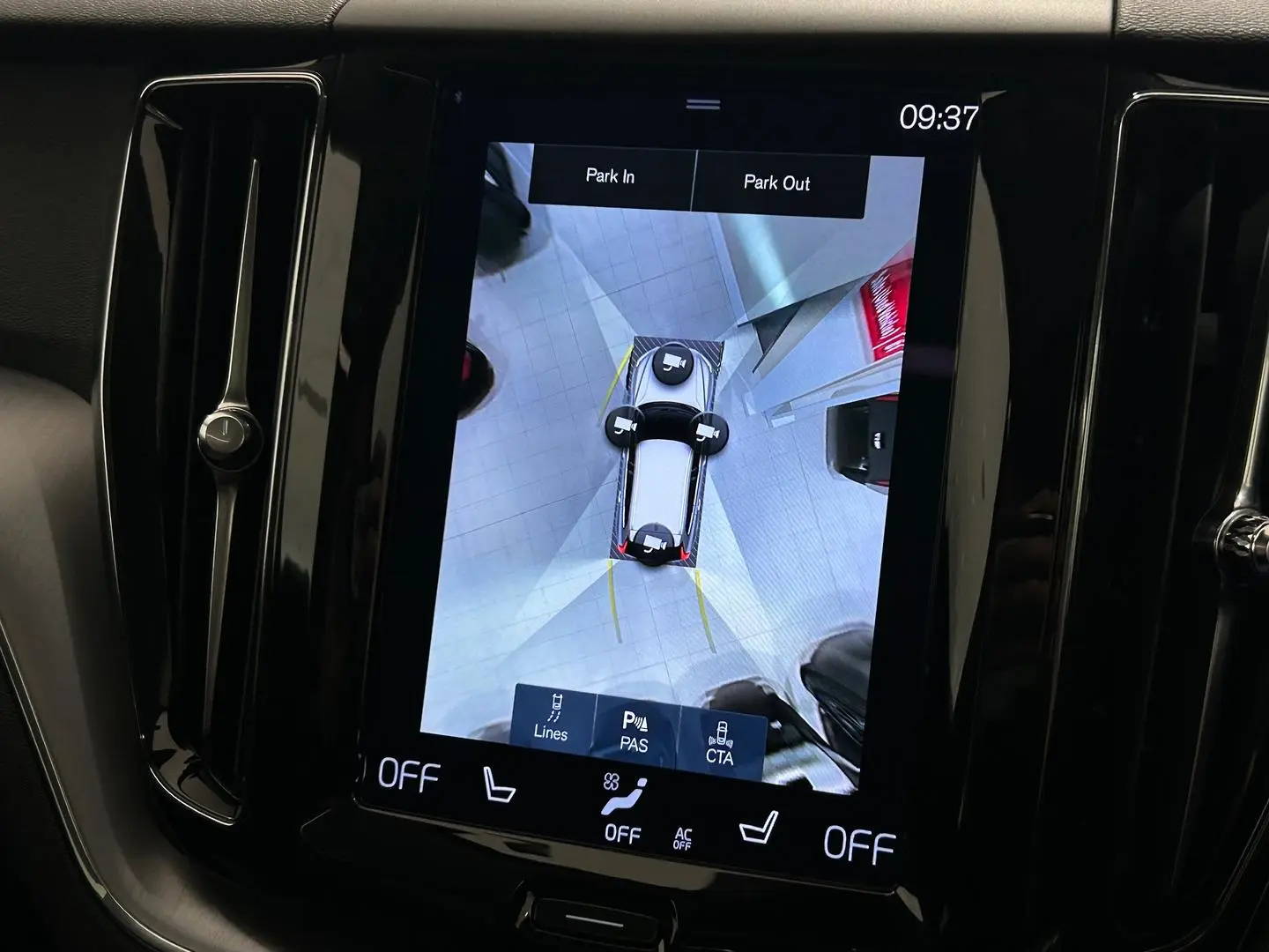 2020 Volvo XC60 Gallery Image 16