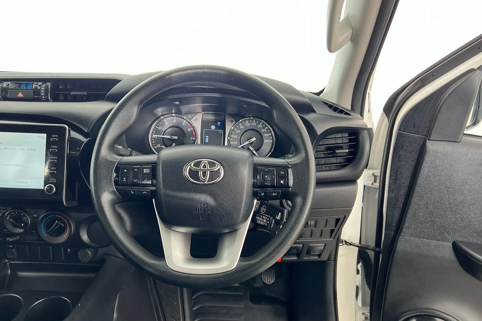 2022 Toyota Hilux Gallery Image 11