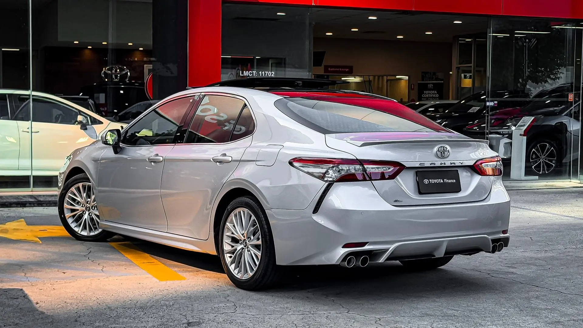 2019 Toyota Camry Gallery Image 2