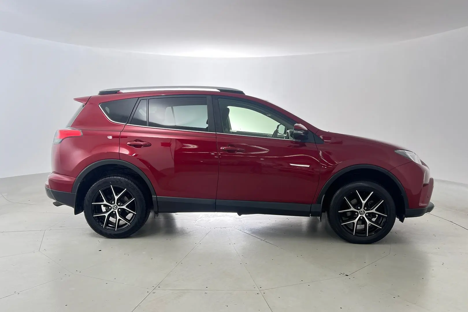 2018 Toyota RAV4 Gallery Image 3