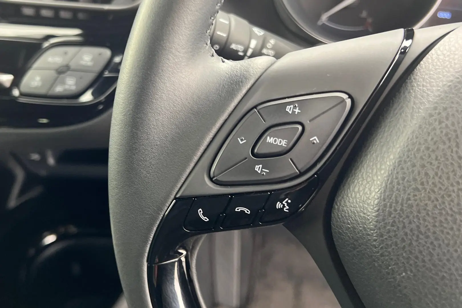 2022 Toyota C-HR Gallery Image 13