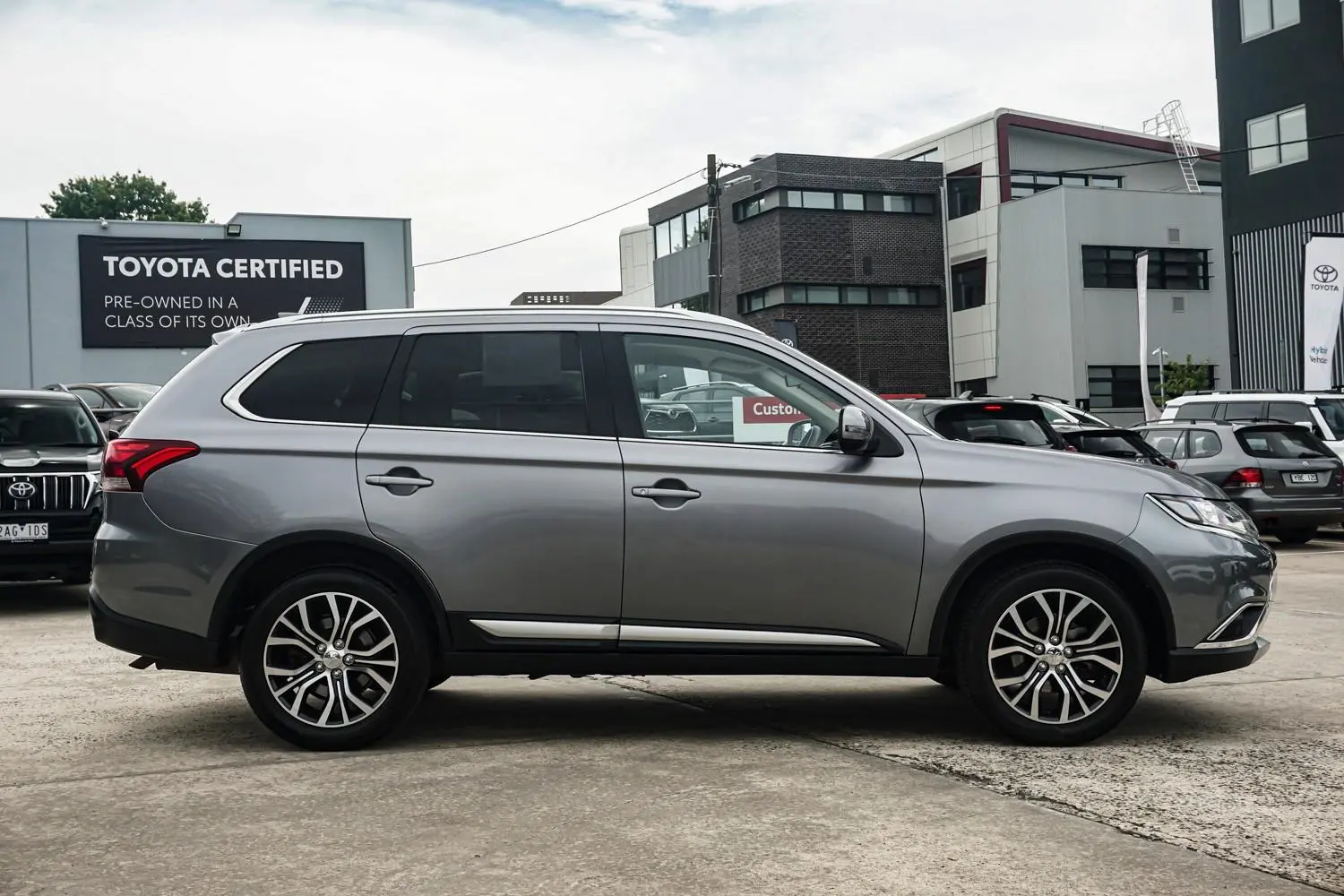 2016 Mitsubishi Outlander Gallery Image 4