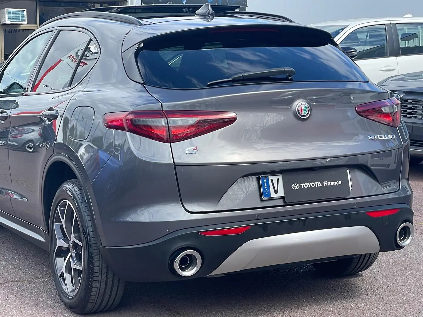 2018 Alfa Romeo Stelvio Gallery Image 8