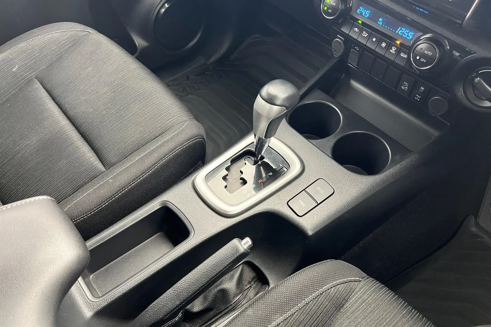 2022 Toyota Hilux Gallery Image 13
