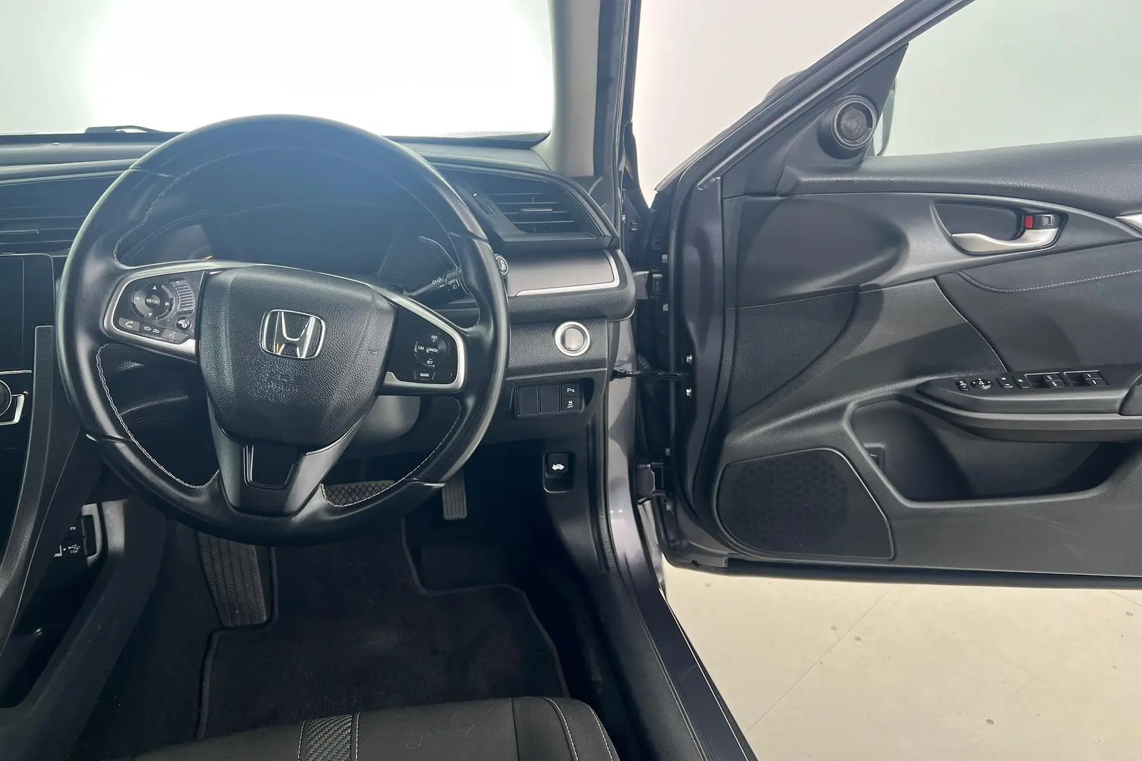 2018 Honda Civic Gallery Image 15
