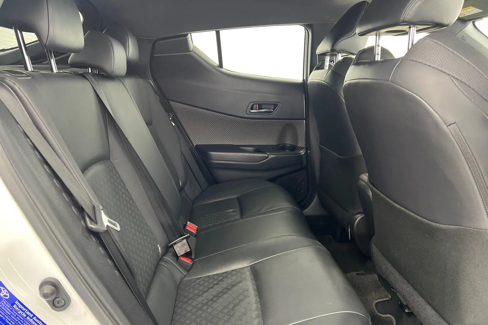 2022 Toyota C-HR Gallery Image 13