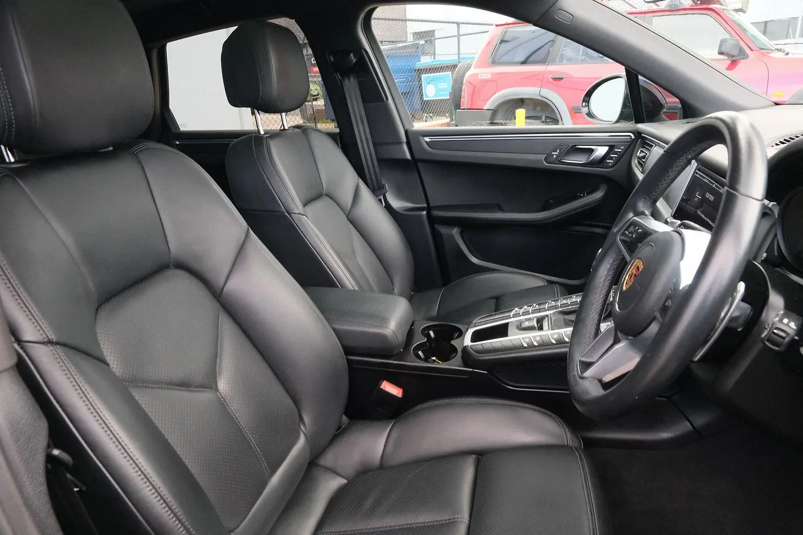 2020 Porsche Macan Gallery Image 14
