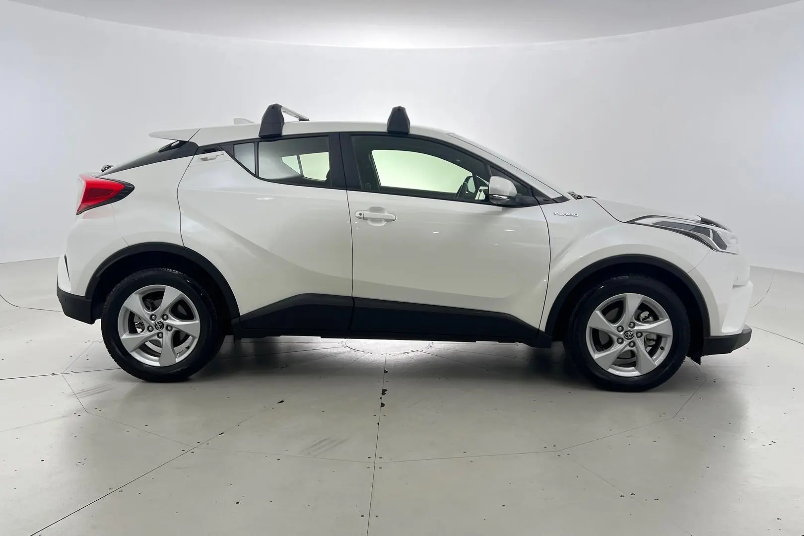 2019 Toyota C-HR Gallery Image 3