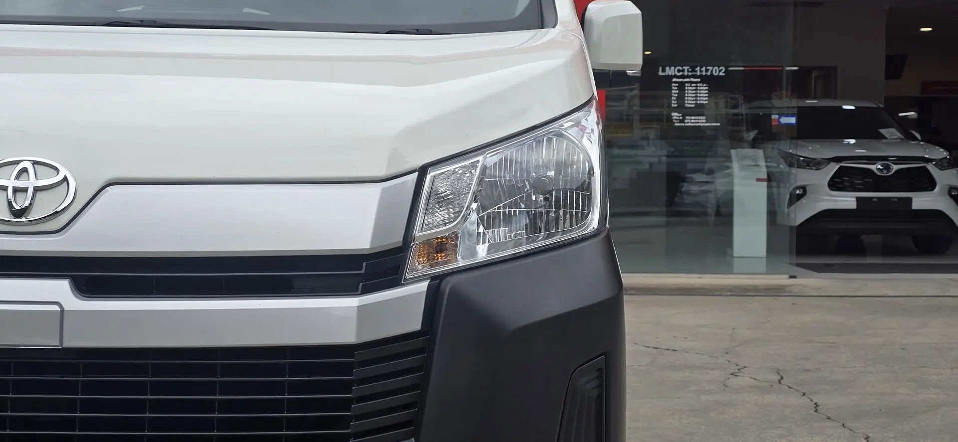 2022 Toyota Hiace Gallery Image 11