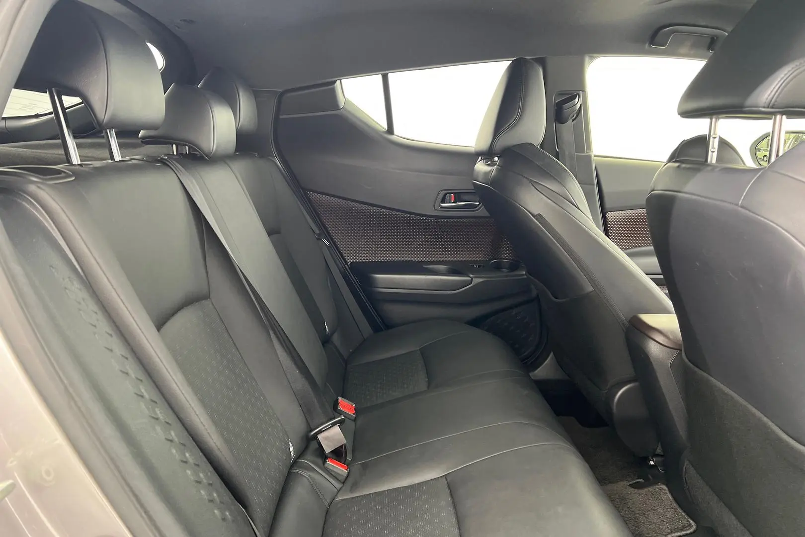2018 Toyota C-HR Gallery Image 19