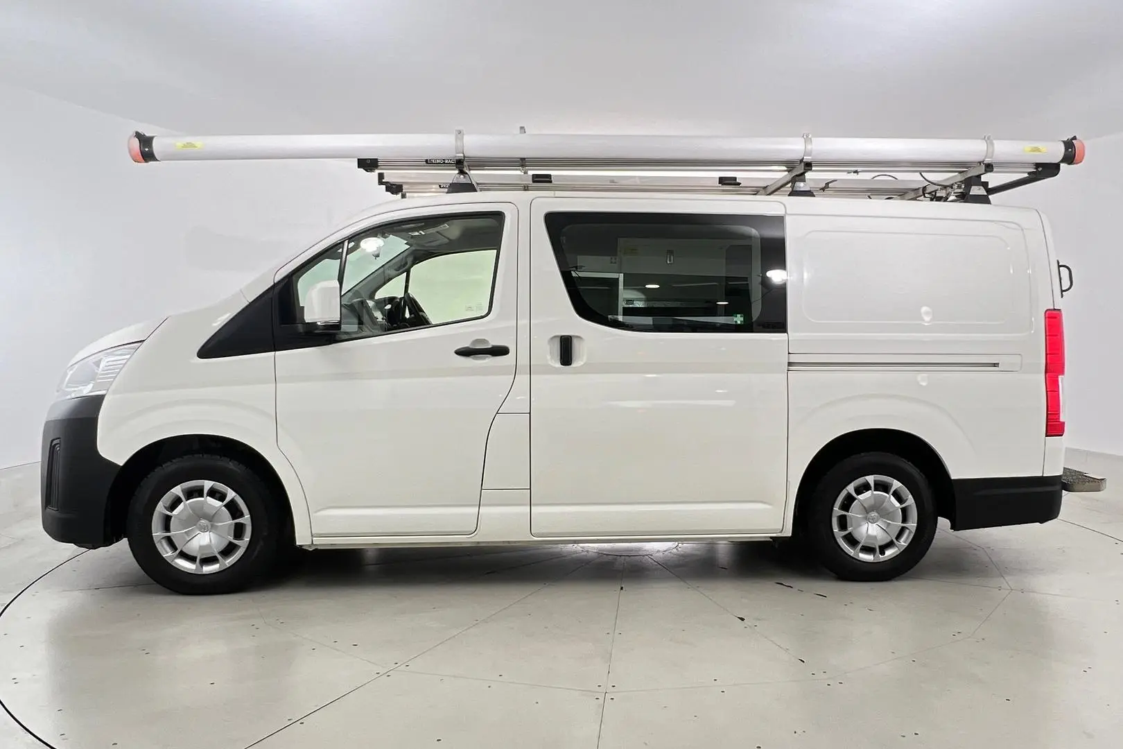 2021 Toyota Hiace Gallery Image 5