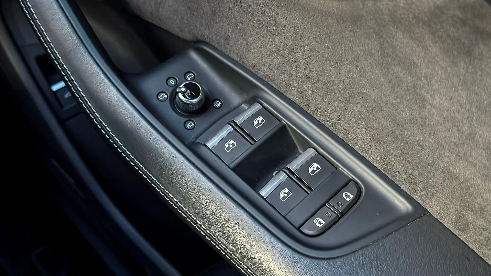 2021 Audi SQ7 Gallery Image 48