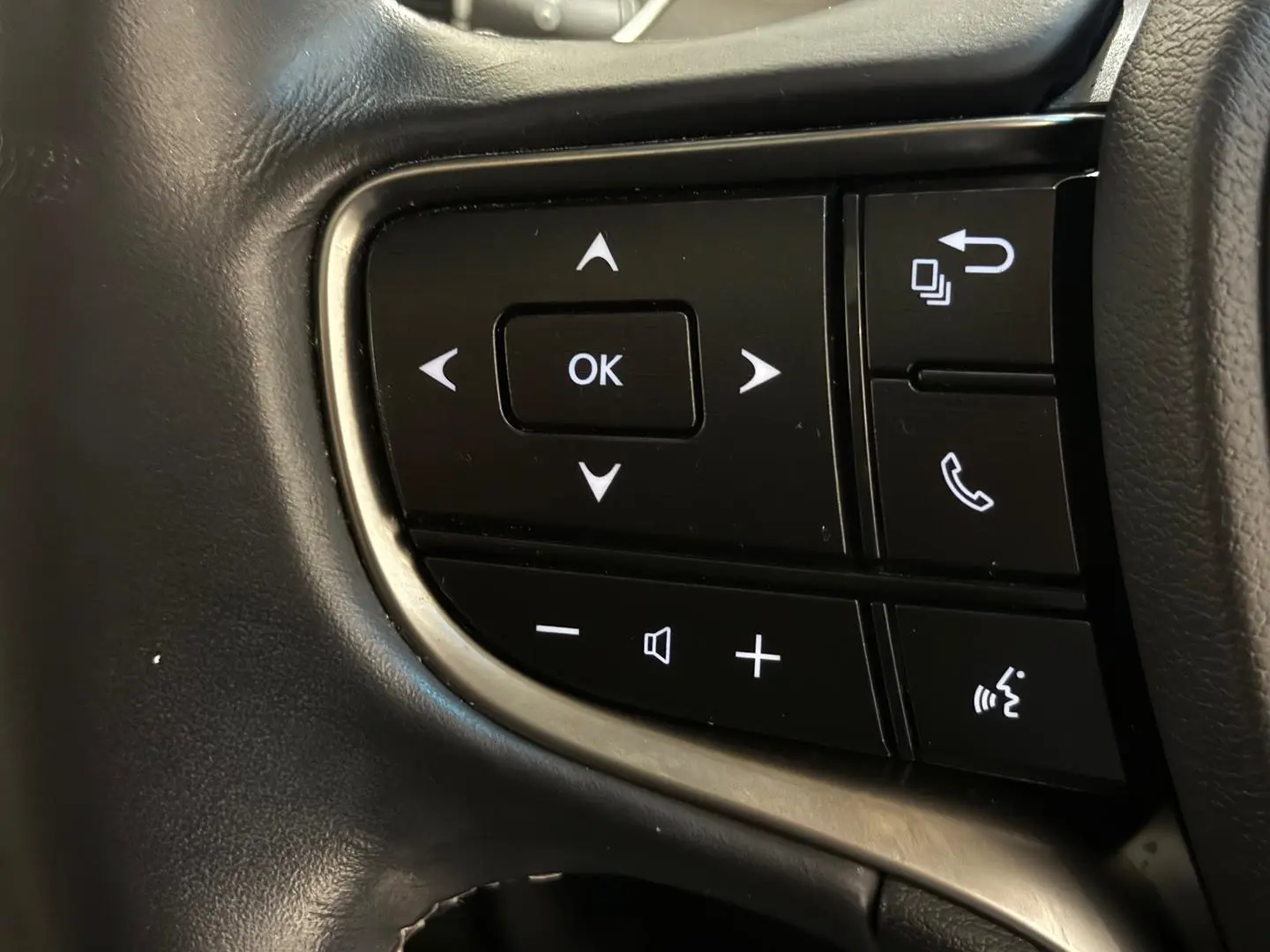 2020 Lexus ES Gallery Image 21
